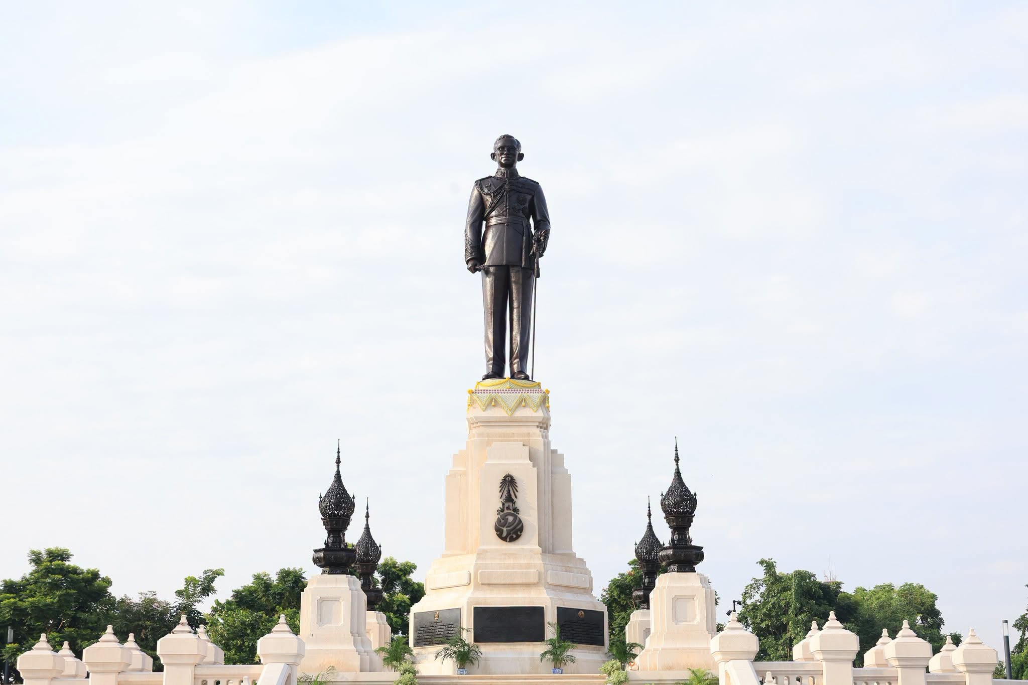 title - ส.ป.ก. ร่วมวางพวงมาลาถวายบังคมพระบรมราชานุสาวรีย์พระบาทสมเด็จพระบรมชนกาธิเบศร มหาภูมิพลอดุลยเดชมหาราช บรมนาถบพิตร เนื่องใน 